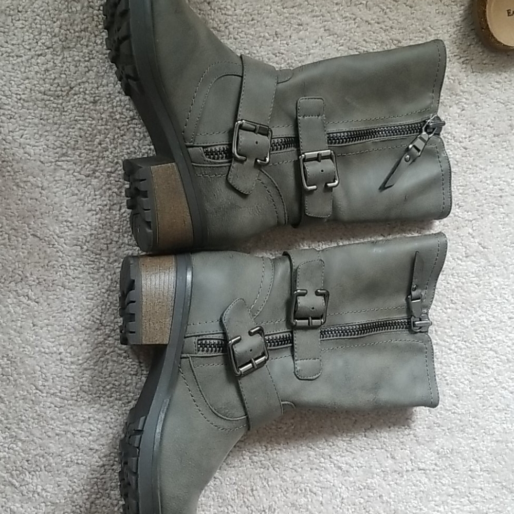 Boots - Picture 2 of 5